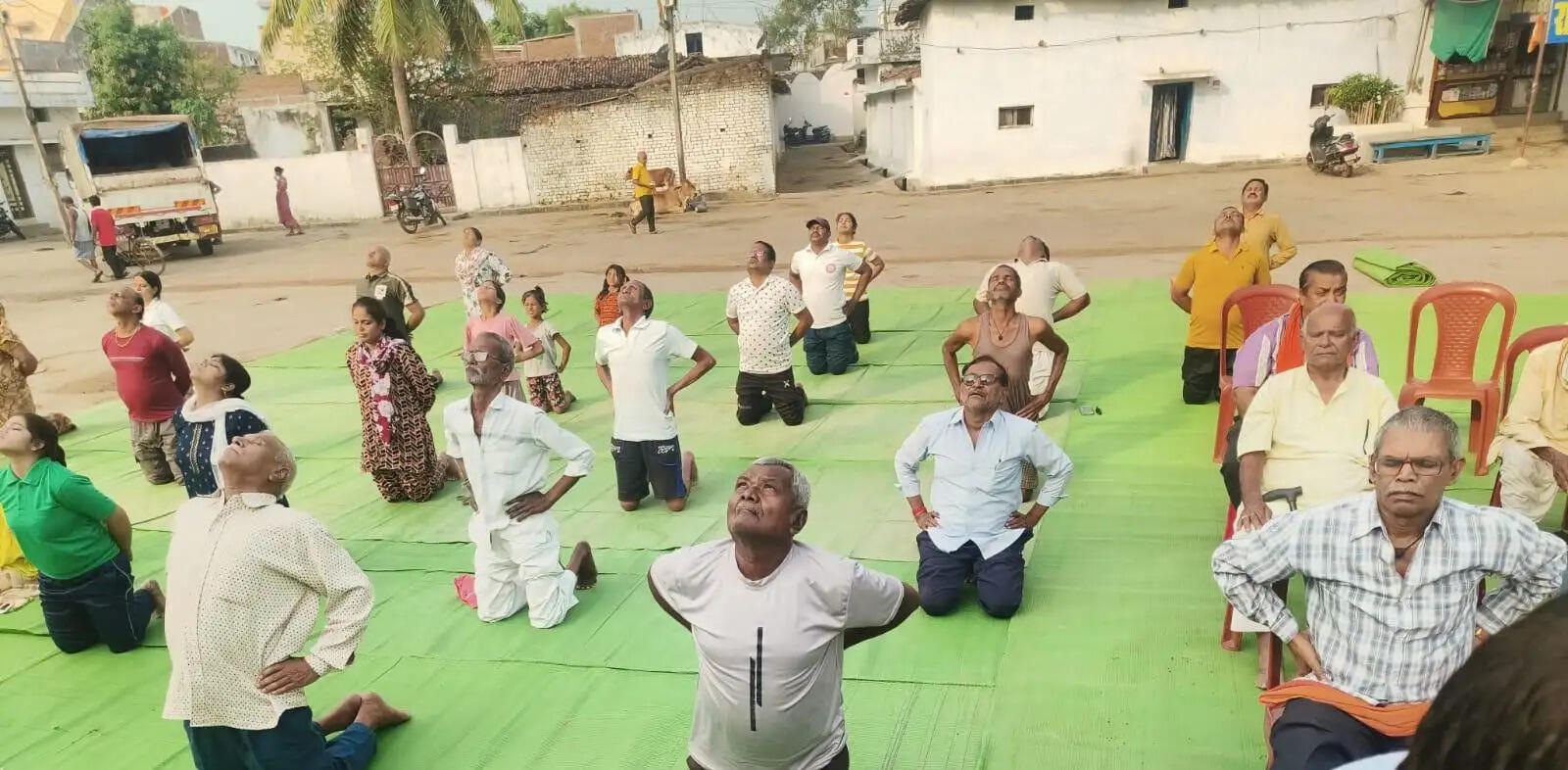 मानस भवन में 80 से अधिक लोगों ने किया सामूहिक योगाभ्यास