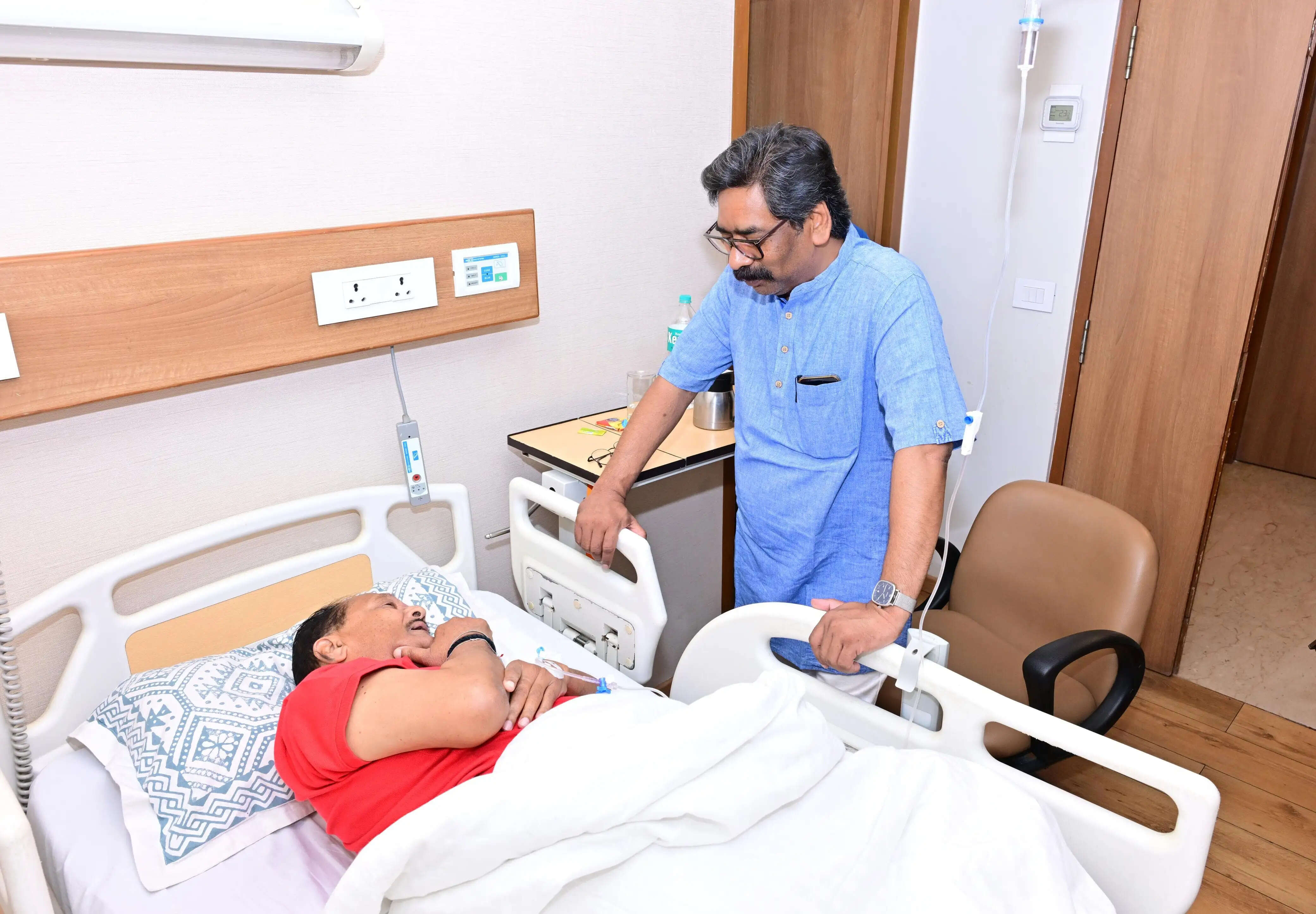 मुख्यमंत्री ने अस्पताल में की वित्त मंत्री से मुलाकात