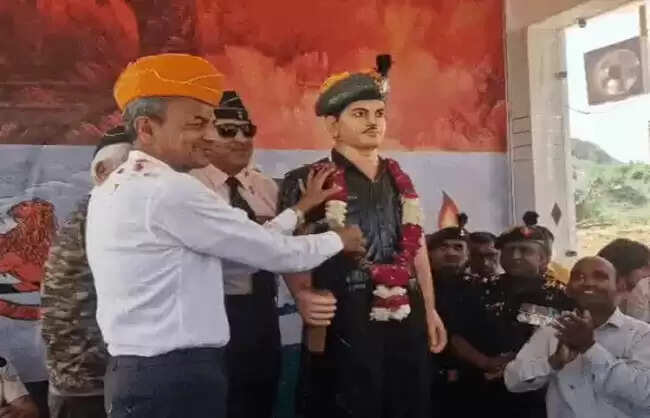नारनौलः गांव मंडलाना में शहीद की प्रतिमा का अनावरण