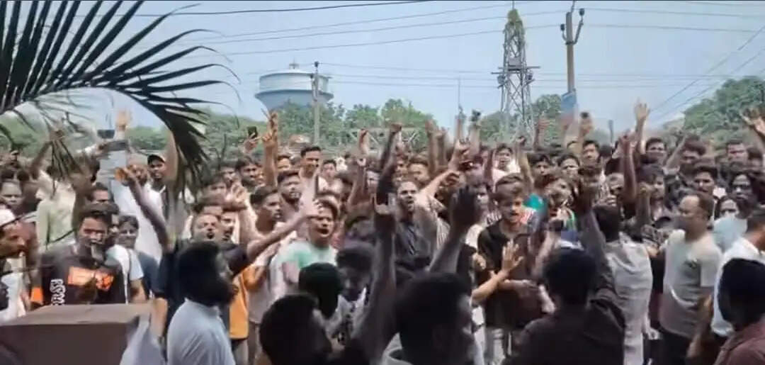 सीएचसी में प्रसूता की मौत पर लोगों ने सडक पर उतर कर किया प्रदर्शन