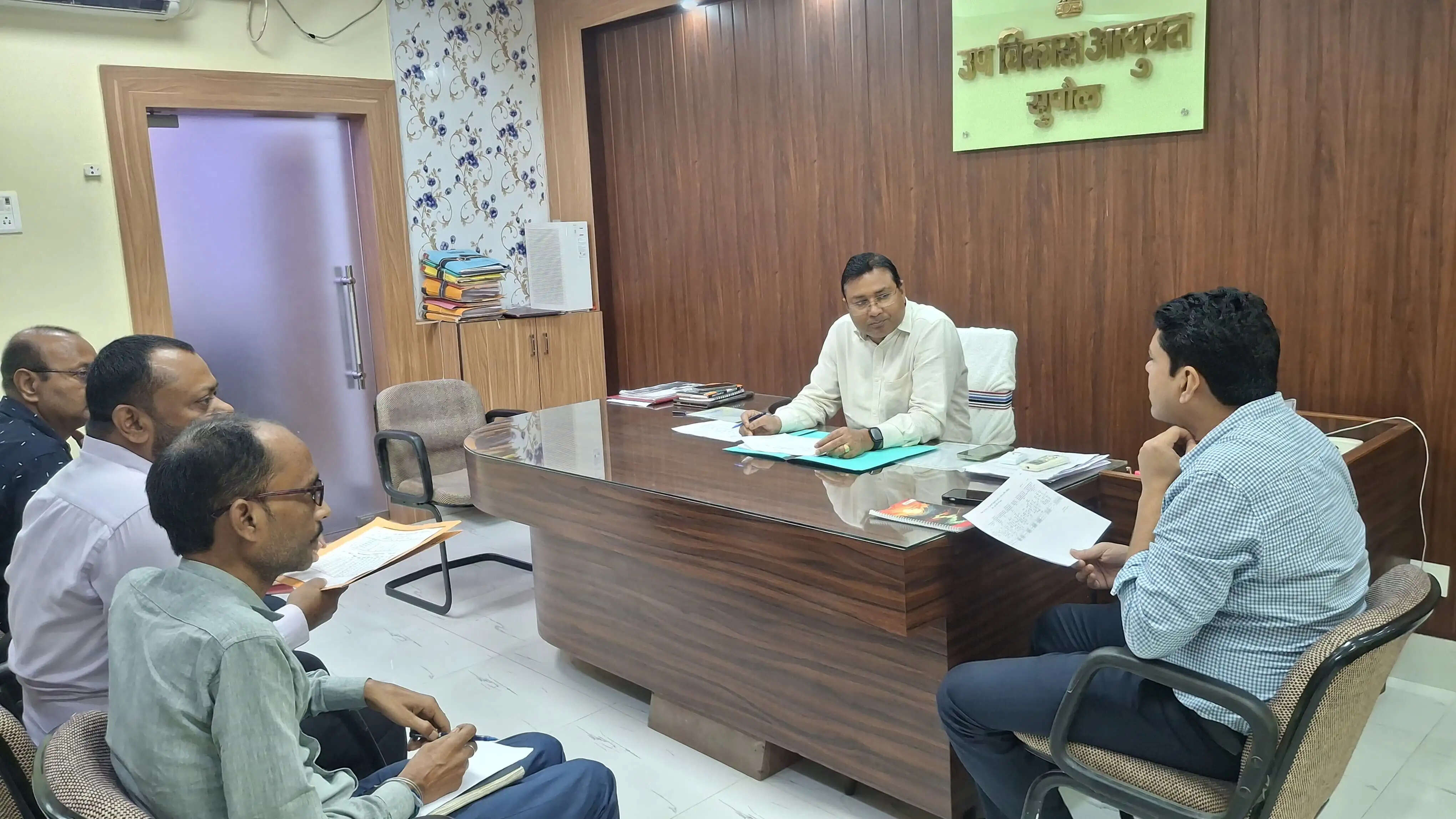 महाविद्यालयों व मदरसों में काउंसलिंग कर युवाओं को योजनाओं से जोड़ें : डीडीसी