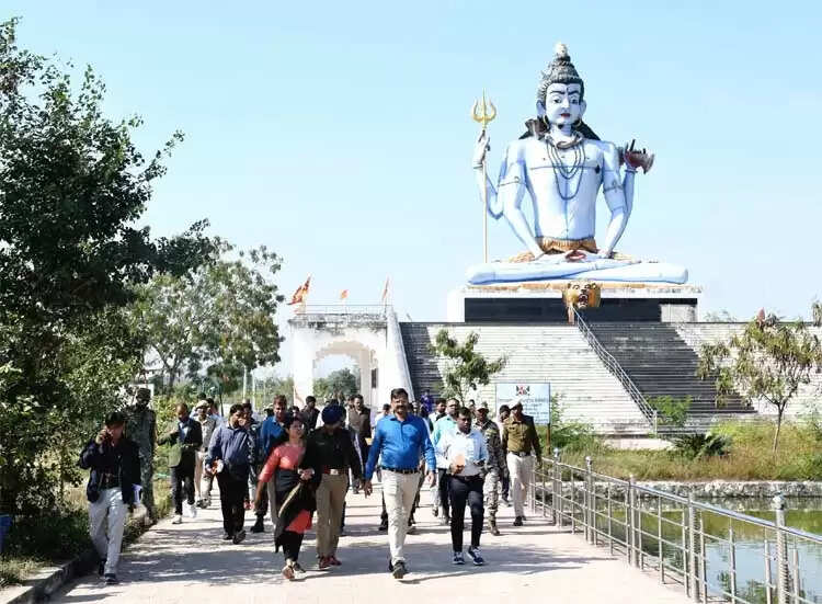 कलेक्टर एवं पुलिस अधीक्षक ने तातापानी पहुंचकर मेला स्थल का लिया जायजा