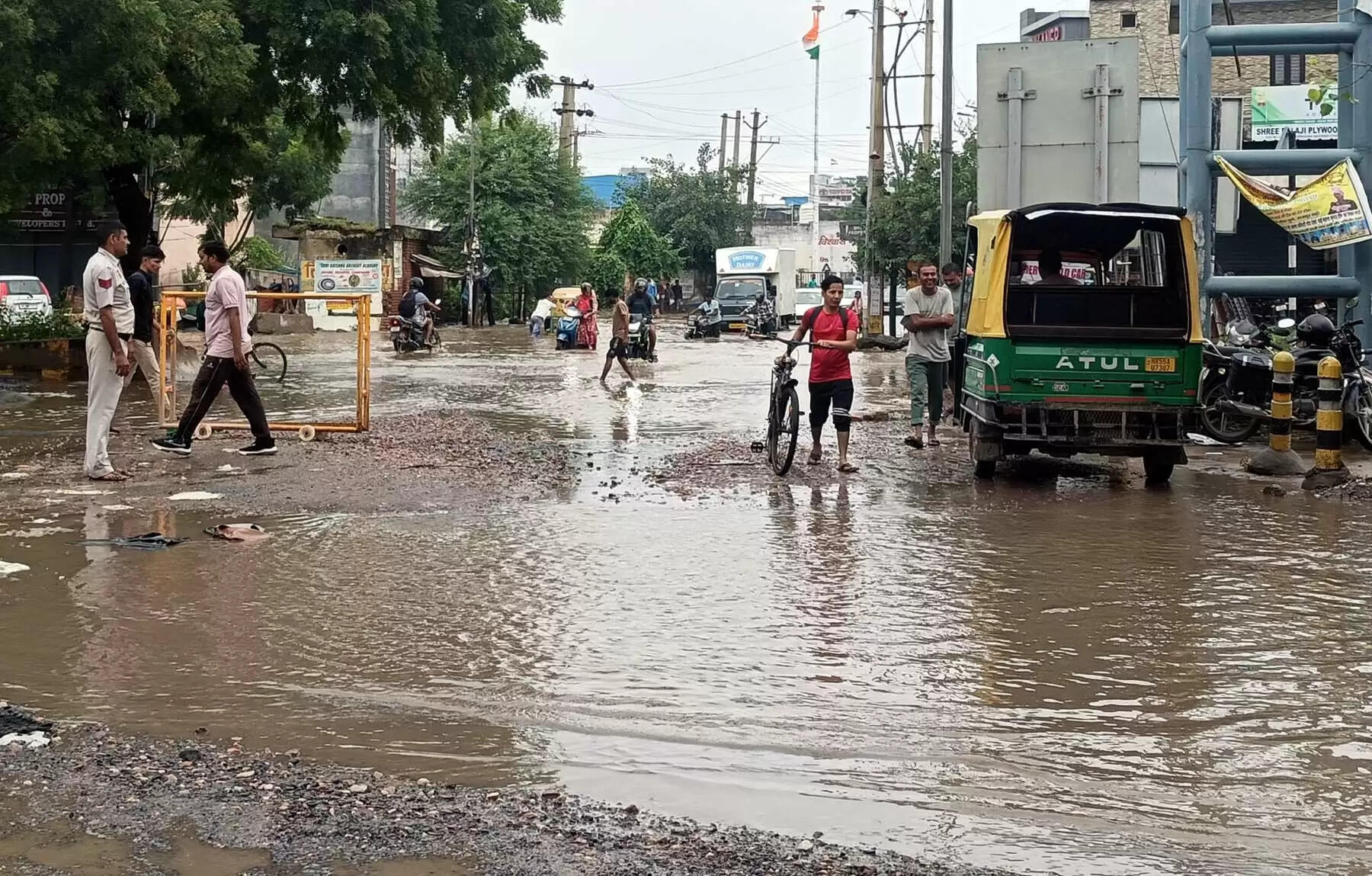 गुरुग्राम: पुलिस के पांच हजार जवानों ने बारिश के बीच संभाला मोर्चा