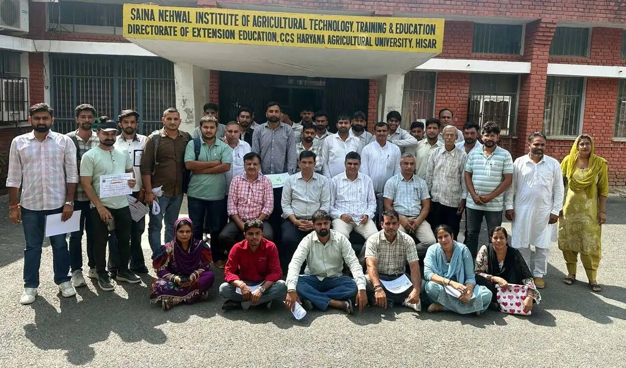 हिसार : डेयरी फार्मिंग को वैज्ञानिक तरीके से अपनाकर आमदनी बढ़ाएं किसान : डाॅ. अशाेक गाेदारा