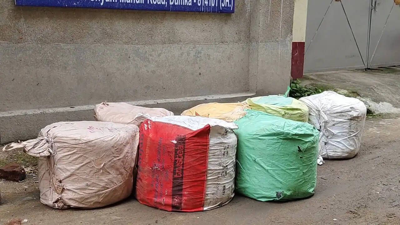 दुमका में 15 लाख का नकली तार जब्त