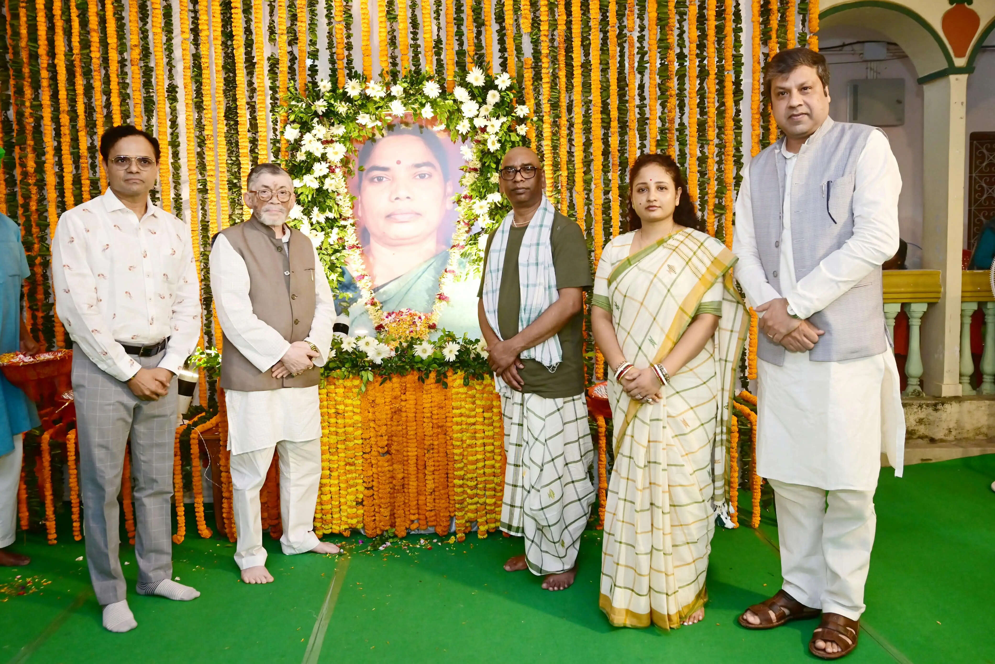 राज्यपाल संतोष गंगवार ने नेमरा पहुंचकर रूपी सोरेन को दी श्रद्धांजलि