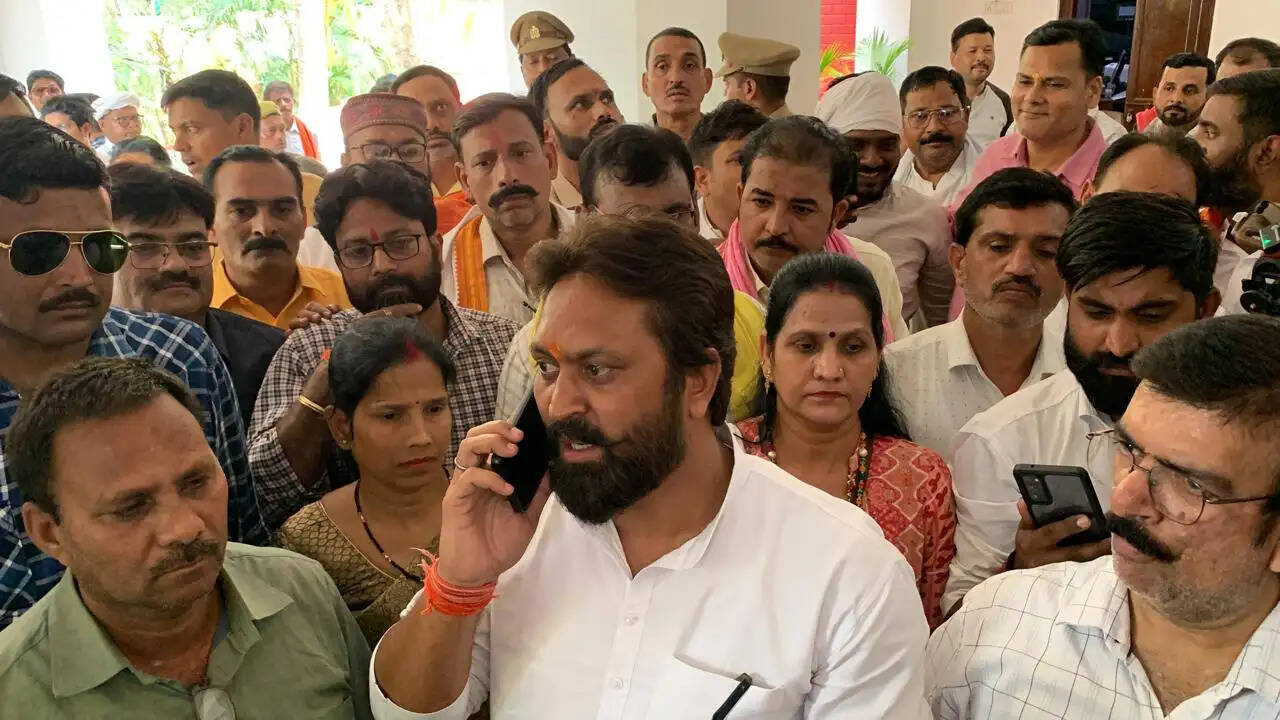 सपा नेता बार बार सीमाएं लांघ रहे : राकेश सिंह