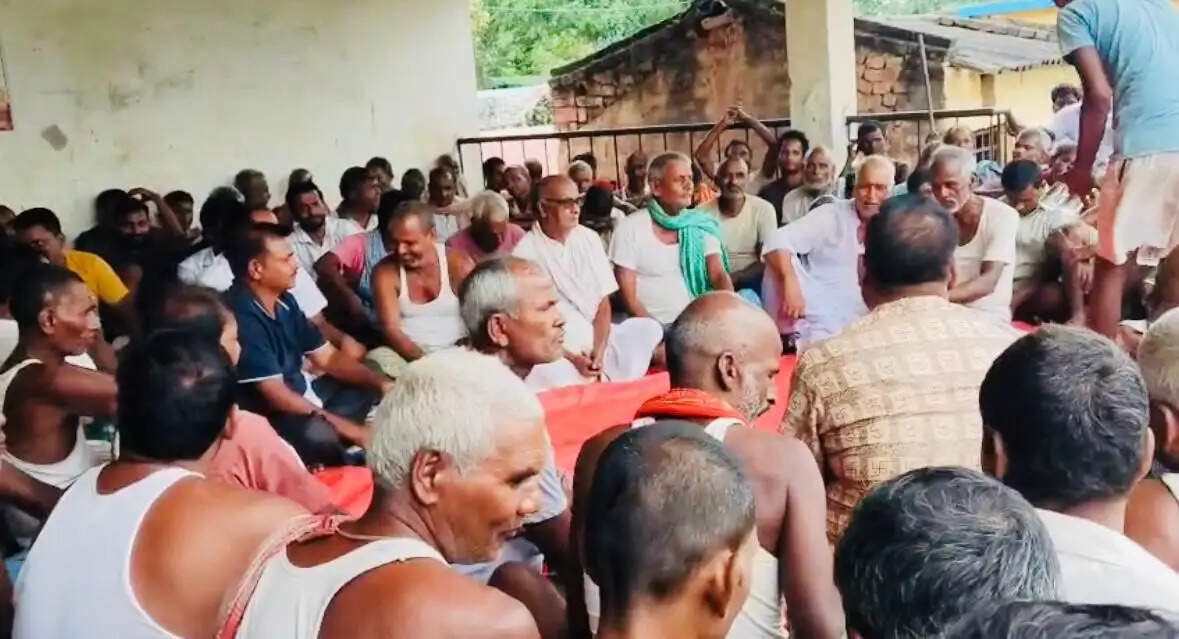 नशे के खिलाफ ग्रामीणों की बड़ी पहल, नशा बेचने और पीने वालों को दी सख्त चेतावनी