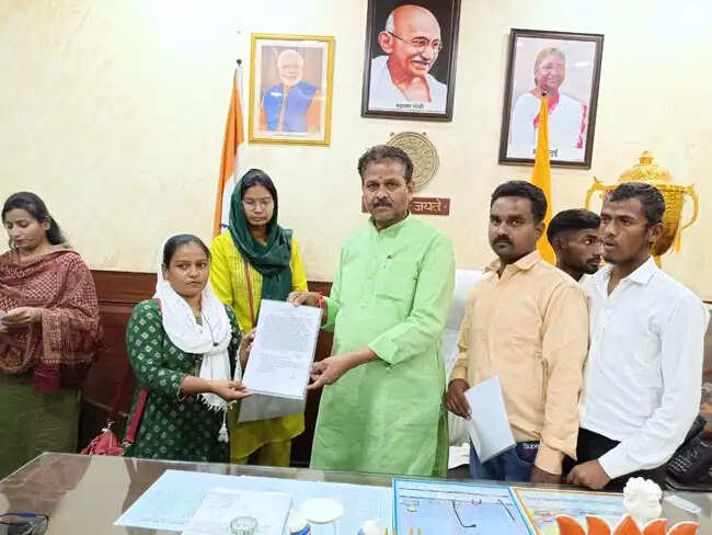 महापौर ने सात मृतक आश्रितों को दिया नियुक्ति पत्र