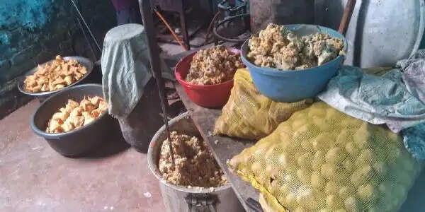 कानपुर में सडे आलू और मैदा से बन रहे 3200 कच्चे समोसे नष्ट, मसाला भी अधोमानक