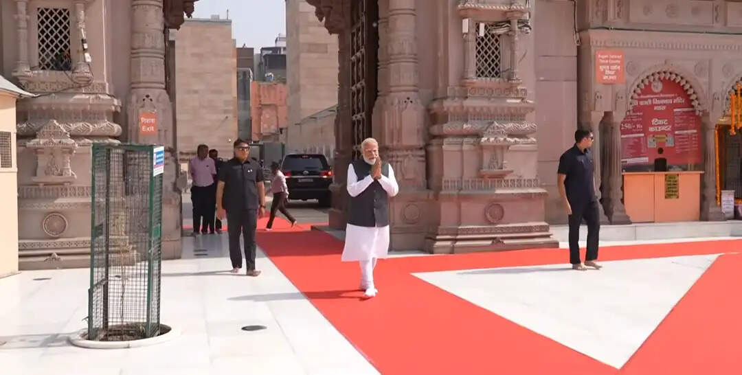 प्रधानमंत्री मोदी ने श्रीकाशी विश्वनाथ के दरबार में लगाई हाजिरी, बच्चों पर बरसाया प्यार, हरदोई रवाना