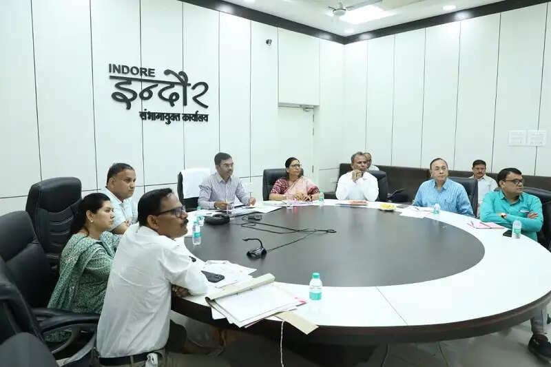 इंदौरः संभागायुक्त ने की ठोस अपशिष्ट प्रबंधन नियम 2026 के क्रियान्वयन हेतु वीडियो कॉन्फ्रेंसिंग से समीक्षा