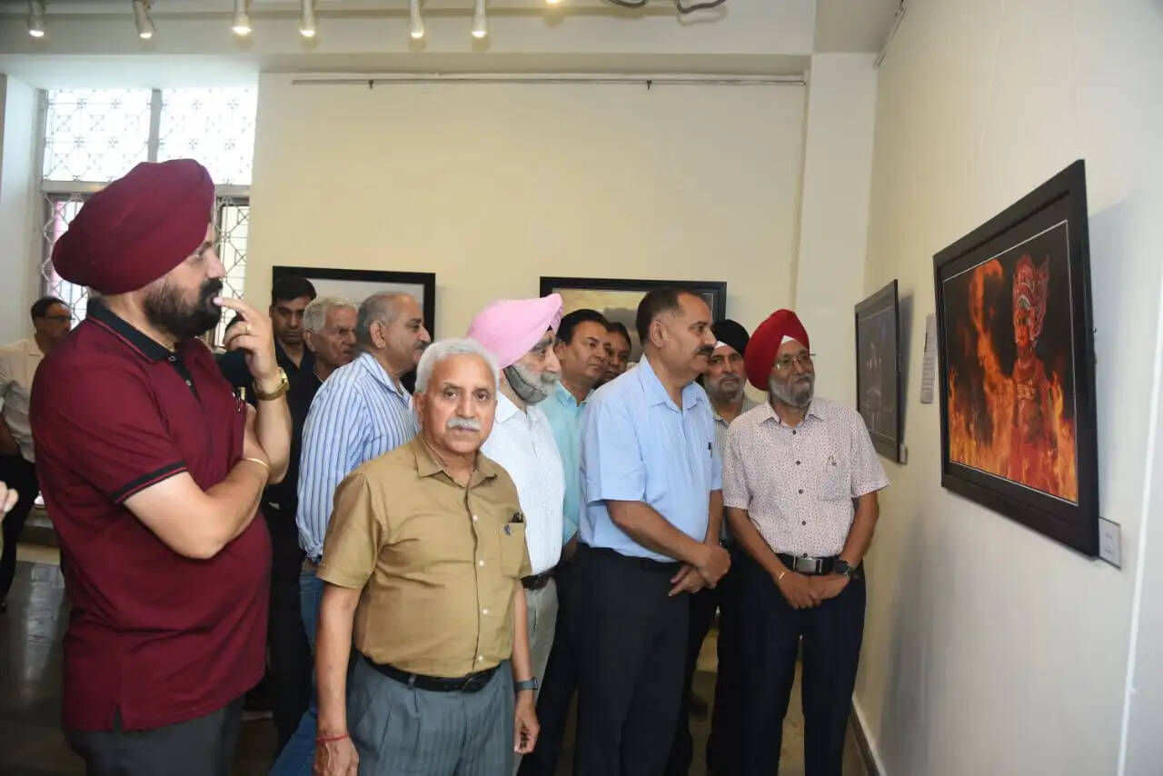 जम्मू के कला केंद्र में - ट्रिनिटी: ए ग्रुप शो - फोटो प्रदर्शनी का उद्घाटन किया गया