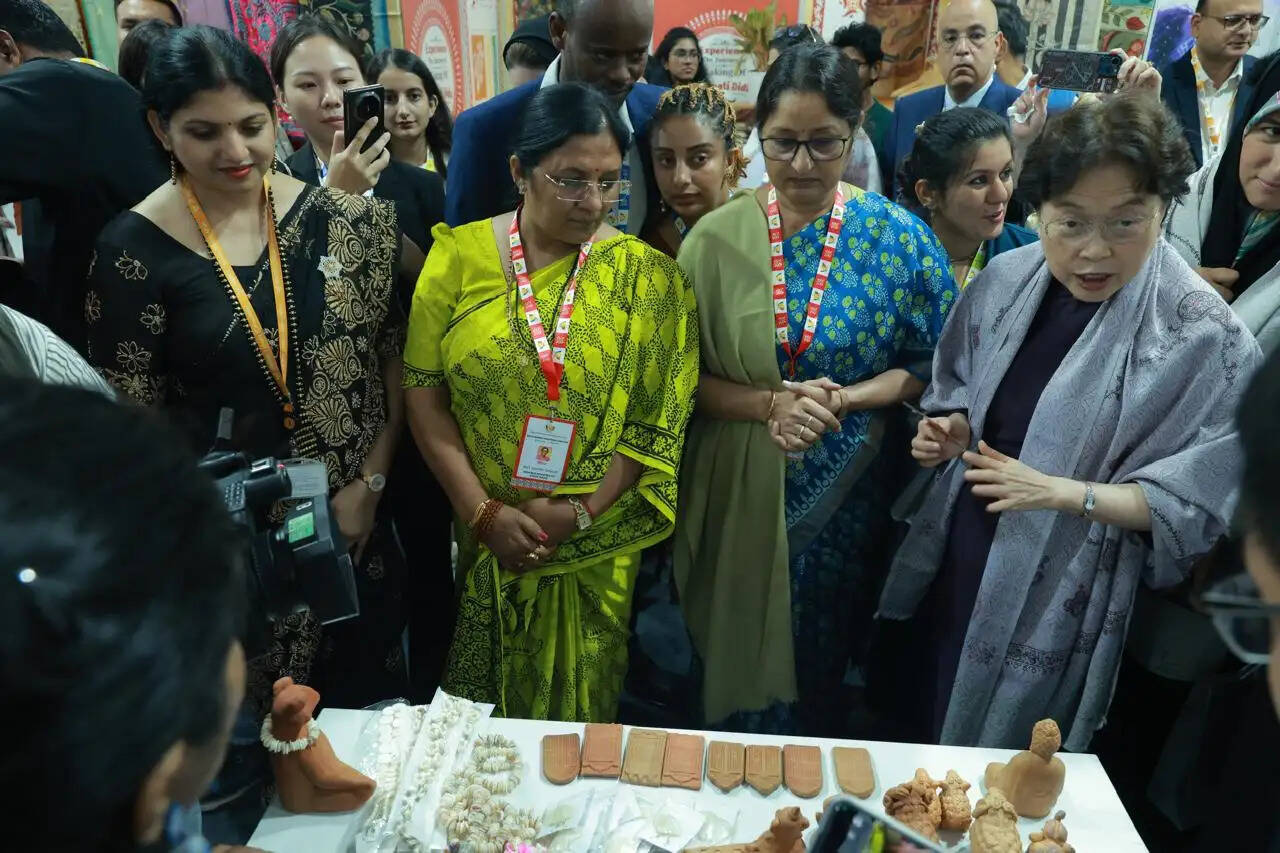 ब्रिक्स महिला मंत्रिस्तरीय बैठक में ग्रामीण महिलाओं के उद्यमों की प्रदर्शनी