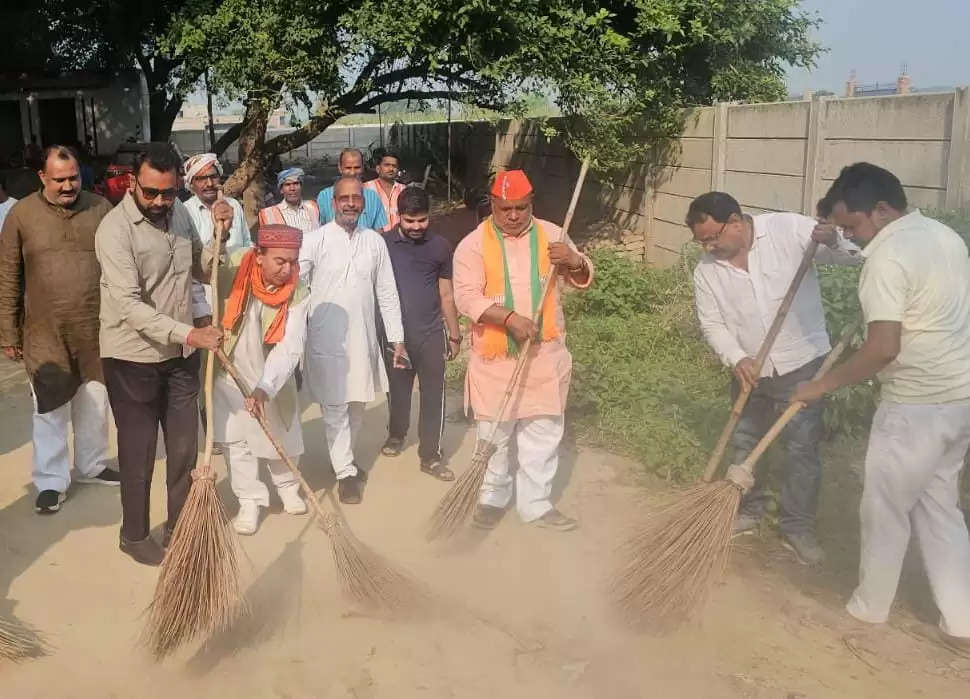 प्रधानमंत्री मोदी के स्वागत में विशेष गंगा आरती, गंगा सफाई कर दिया स्वच्छता का संदेश