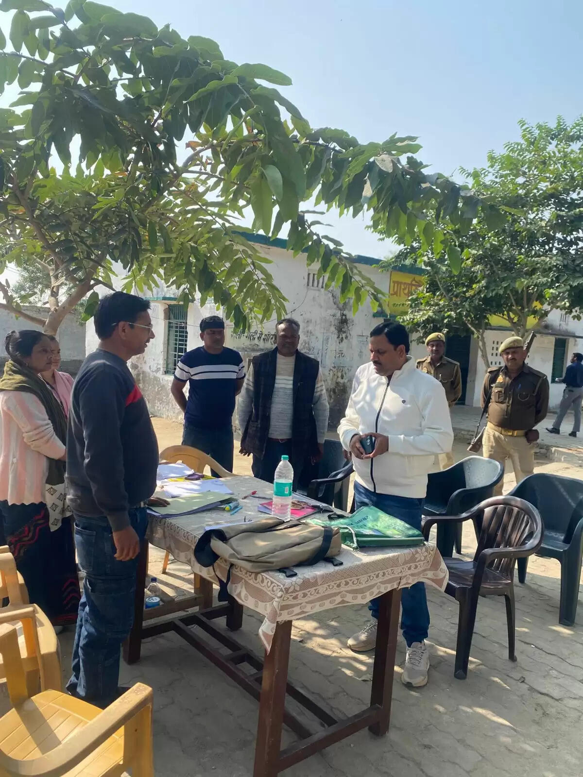 जिलाधिकारी ने किया एसआईआर कार्यों का निरीक्षण, बीएलओ व सुपरवाइजर्स को दिए निर्देश