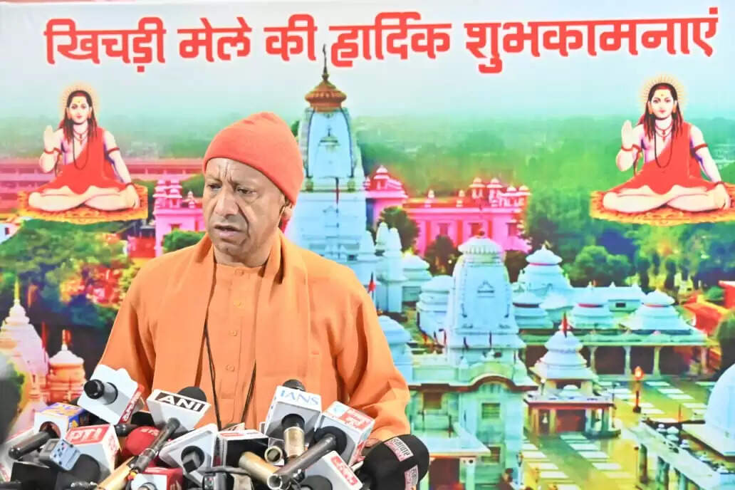 मुख्यमंत्री योगी ने अर्पित की गुरु गोरखनाथ को आस्था की खिचड़ी