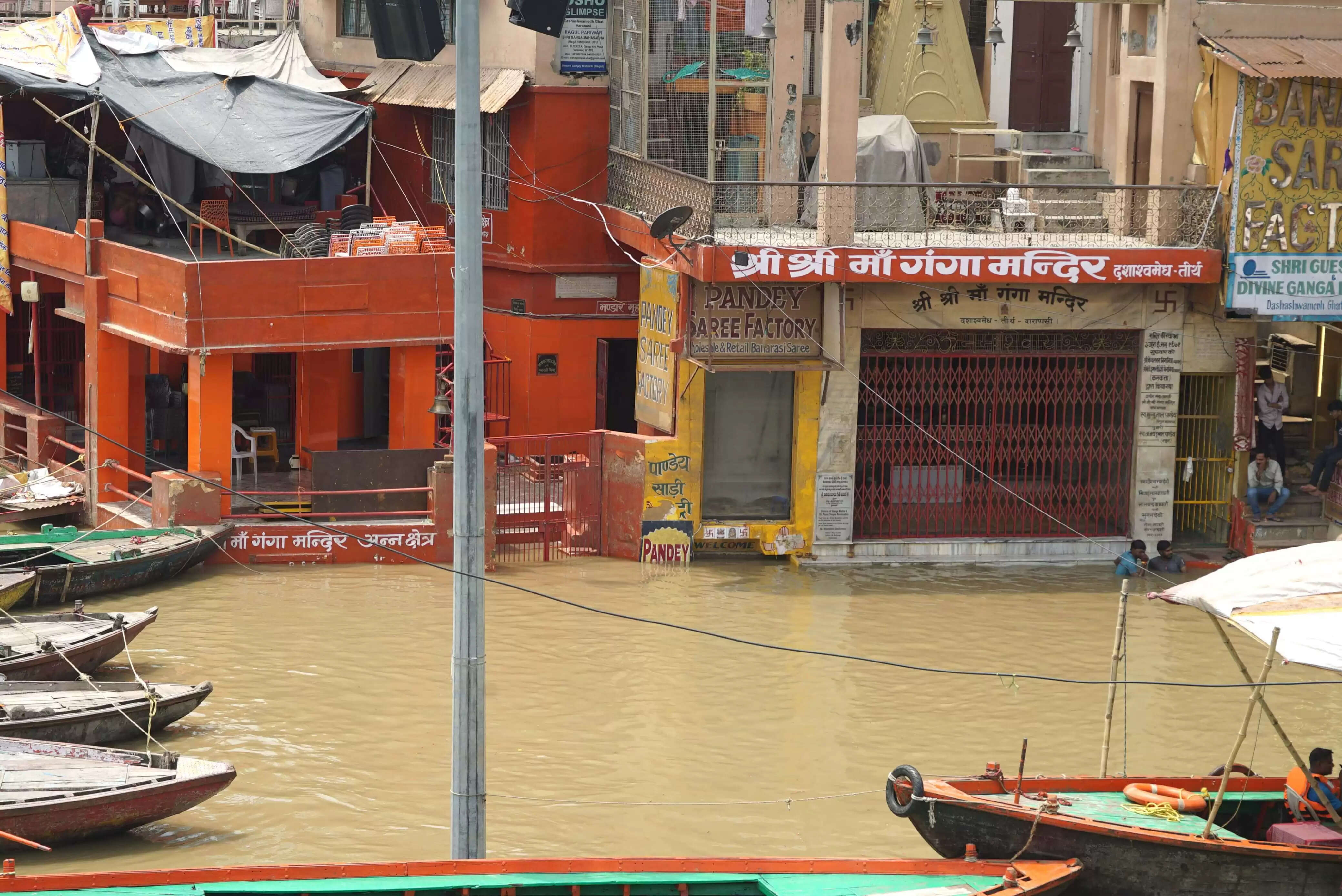 वाराणसी: गंगा खतरे के निशान ओर बढ़ रही,मणिकर्णिका घाट की गलियों तक पानी पहुंचा