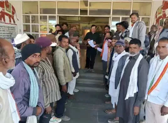 श्योपुरः सड़क की मांग को लेकर ग्रामीणों ने कलेक्ट्रेट पर किया प्रदर्शन