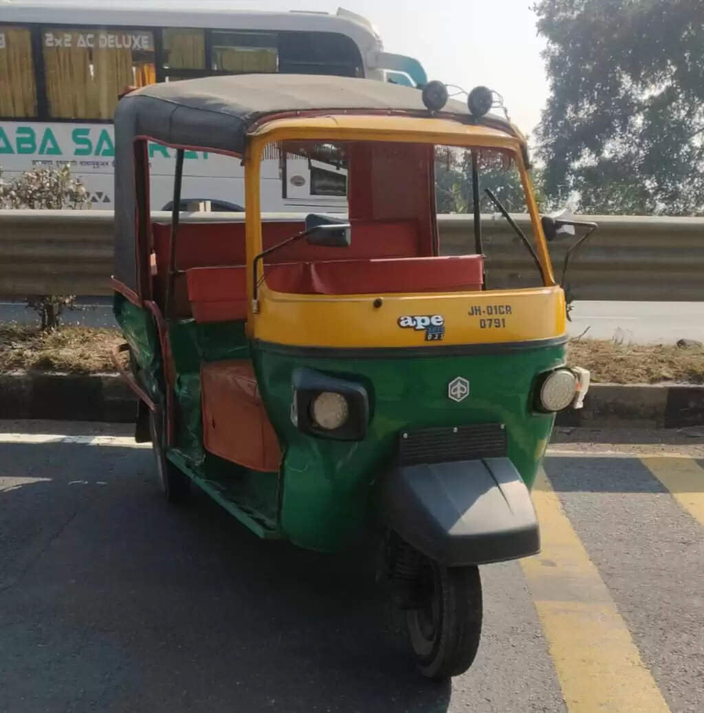 ट्रेलर ने टेंपो सवार यात्री को कुचला, मौत