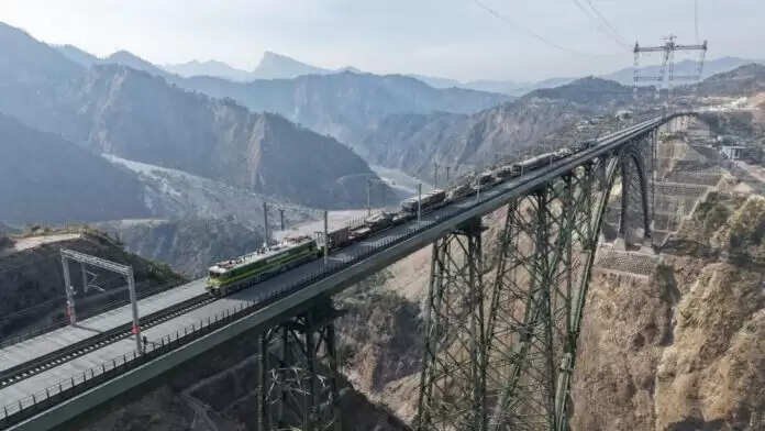 भारतीय सेना ने एक विशेष सैन्य ट्रेन के माध्यम से कश्मीर घाटी में टैंक और तोपें पहुँचाकर एक महत्वपूर्ण रसद उपलब्धि हासिल की