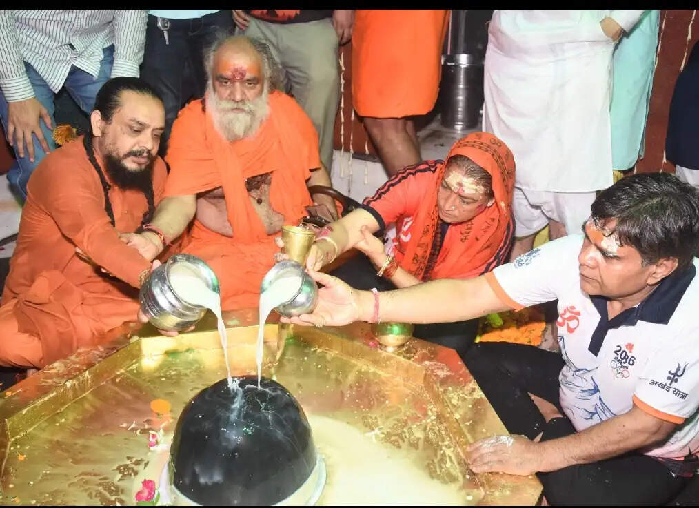 हर-हर महादेव के जयघोष के बीच निकली रेखा आर्या की 22 किमी कांवड़ यात्रा