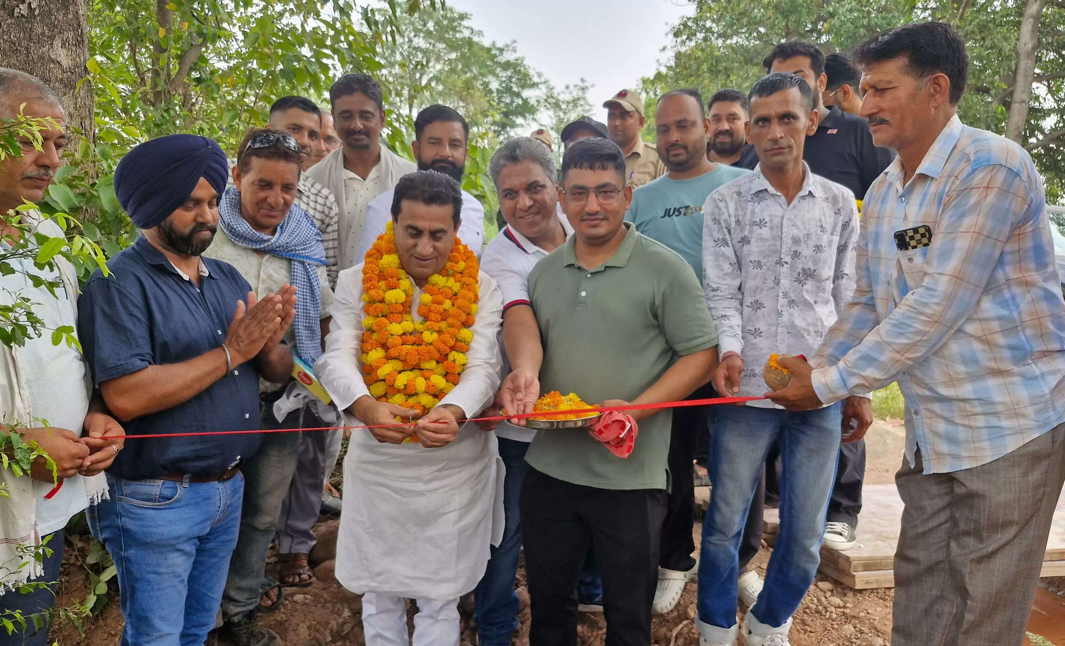 जसरोटिया ने 75.00 लाख की लागत वाली सीएडी परियोजना के तहत फील्ड चैनलों के निर्माण का उद्घाटन किया