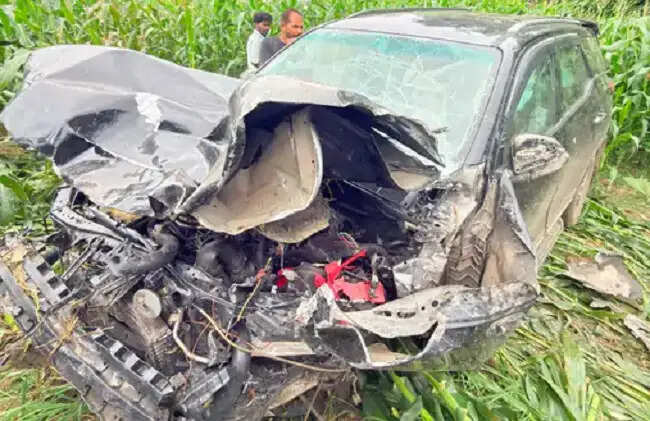 देवासः फॉर्च्यूनर कार और बाइक की भिड़ंत में दो युवकों की मौत