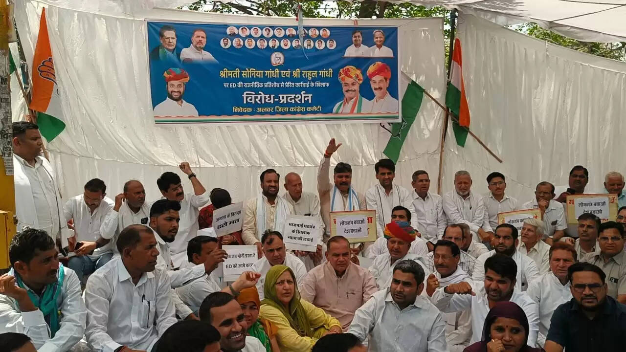 ईडी की कार्रवाई के विरोध में अलवर कांग्रेस ने आयकर विभाग के सामने किया धरना प्रदर्शन