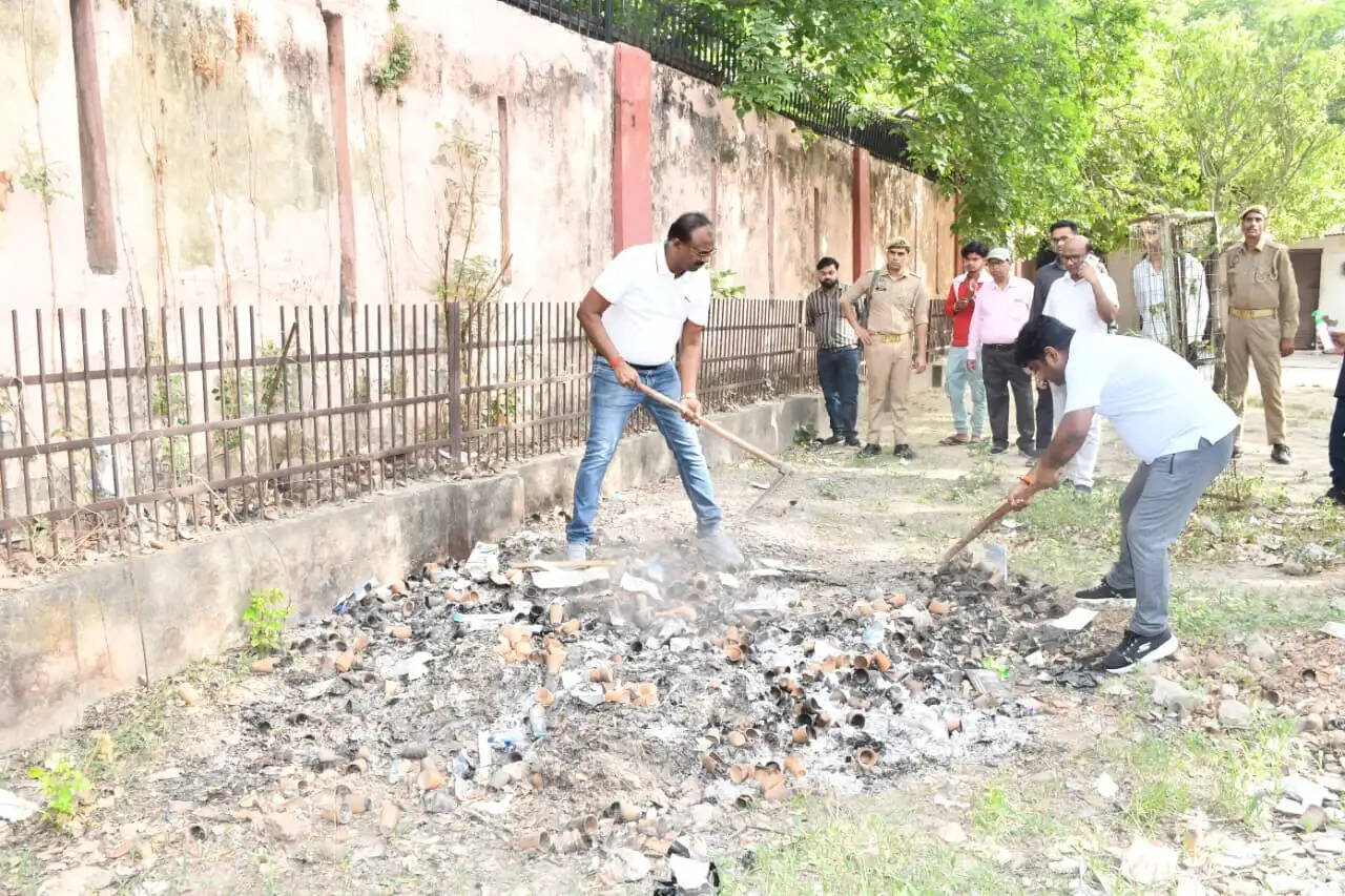 फिरोजाबाद के जिलाधिकारी ने कलेक्ट्रेट परिसर में चलाया स्वच्छता अभियान, लगाए पौधे