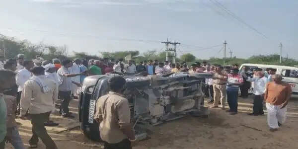 पुष्कर स्नान के लिए जा रहे परिवार की कार बस से टकराई, सात वर्षीय बच्ची समेत तीन की मौत