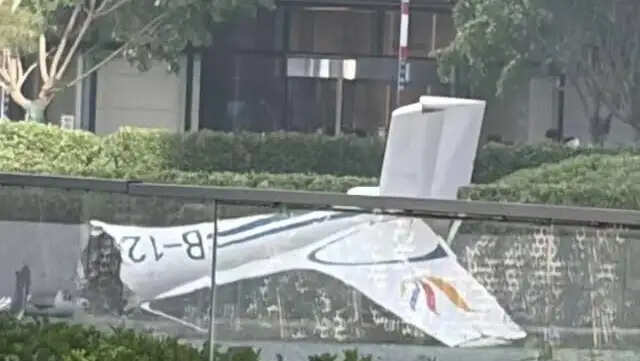 बीजिंग की सबसे ऊंची इमारत से टकराया स्पोर्ट्स विमान, बड़ा हादसा टला