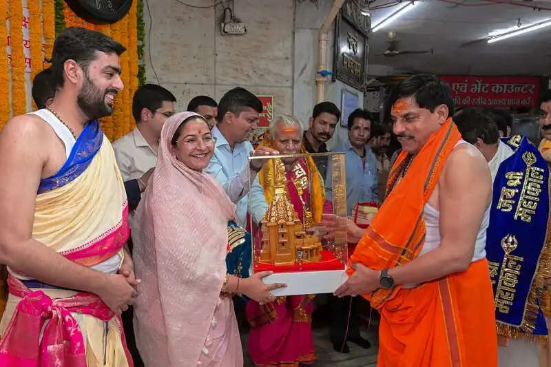 उज्जैनः केंद्रीय मंत्री मनोहर लाल ने बाबा महाकाल की शयन आरती में शामिल होकर लिया दर्शन लाभ