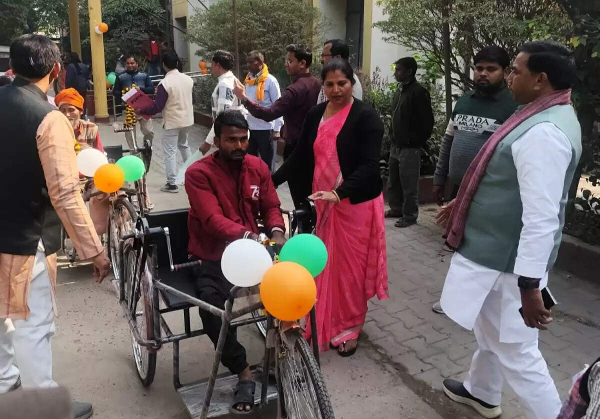 विश्व दिव्यांग दिवस पर मीरजापुर में 83 दिव्यांगजन हुए लाभान्वित, कृत्रिम अंग एवं उपकरण वितरित