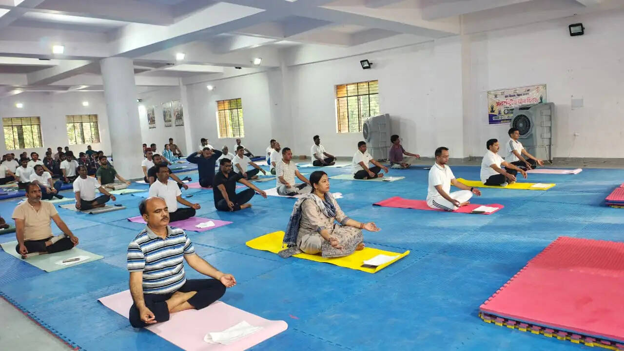 अंतरराष्ट्रीय योग दिवस पर योगमय हुआ सारण, जिलेभर में आयोजित हुए कार्यक्रम