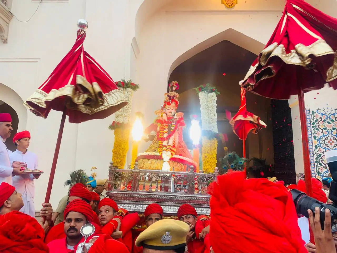 शाही ठाठ-बाट से निकली गणगौर माता की शोभायात्रा