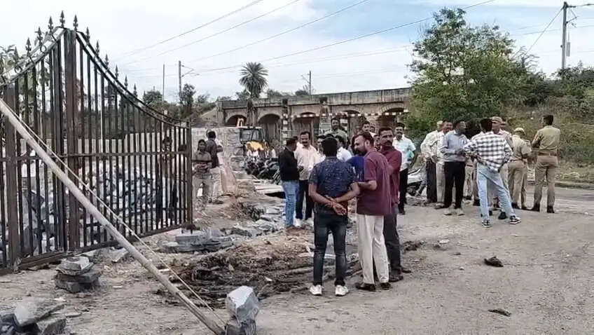 होमगार्ड विभाग की चार दीवारी मामले में नोटिस के बाद नगर परिषद व जवान हुए आमने-सामने