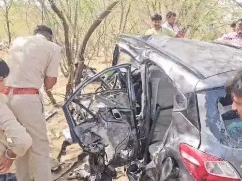 कार-पिकअप भिड़ंत में पति-पत्नी व बेटे सहित चार की मौत
