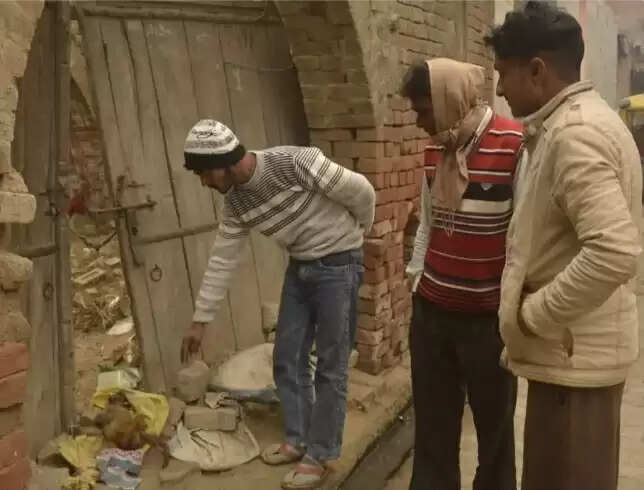 संभल के बनियाठेर थाना क्षेत्र में बंदरों की हो रही मौत की जांच के लिए जिलाधिकारी ने गठित की टीम