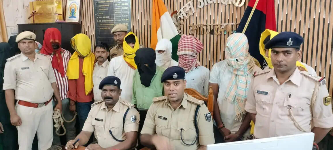 जुआ अड्डे पर छापेमारी, 19 जुआरी गिरफ्तार, 5.10 लाख नगद बरामद