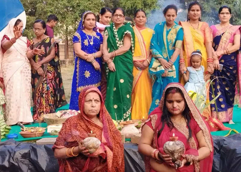 छठ महापर्वः पूर्वांचल के हजारों श्रद्धालुओं ने अस्ताचलगामी भगवान भास्कर को दिया अर्घ्य