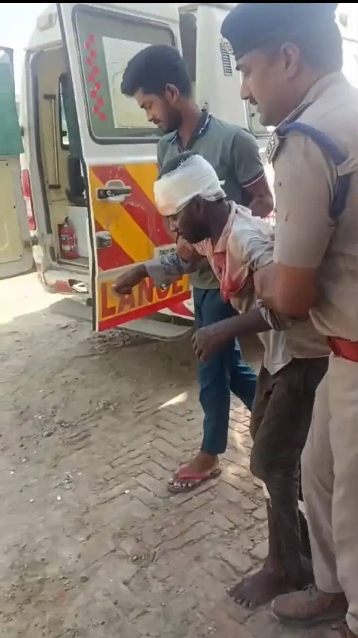 चलती अवध - असम एक्सप्रेस से गिरा यात्री, गंभीर हालत में सदर अस्पताल में भर्ती