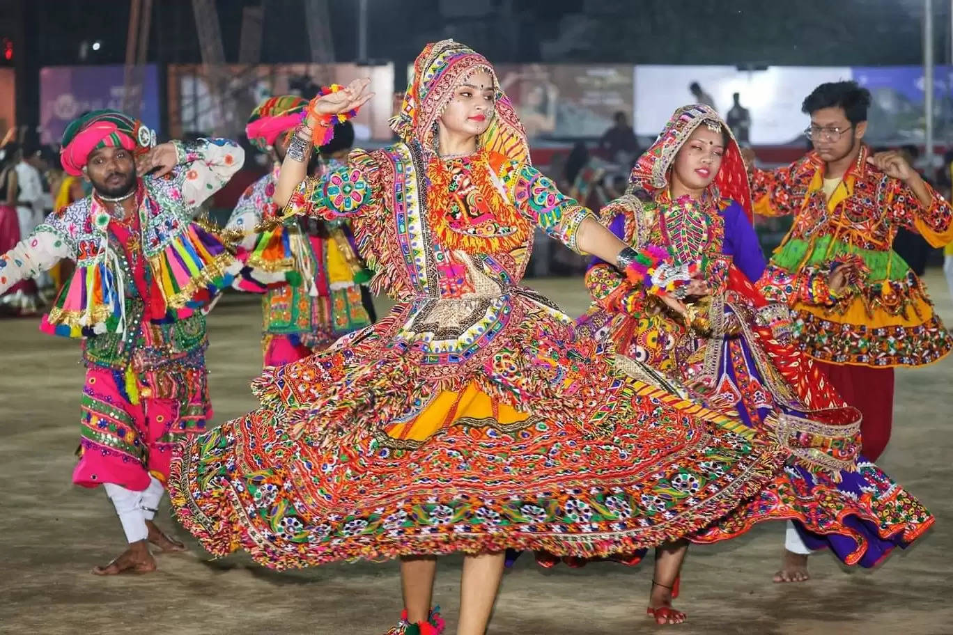 परमाणु और अर्धचालक प्रौद्योगिकी में दुनिया के अग्रणी विशेषज्ञ फी लॉन्ग ने गांधीनगर में खिलाड़ियों से गरबा खेला