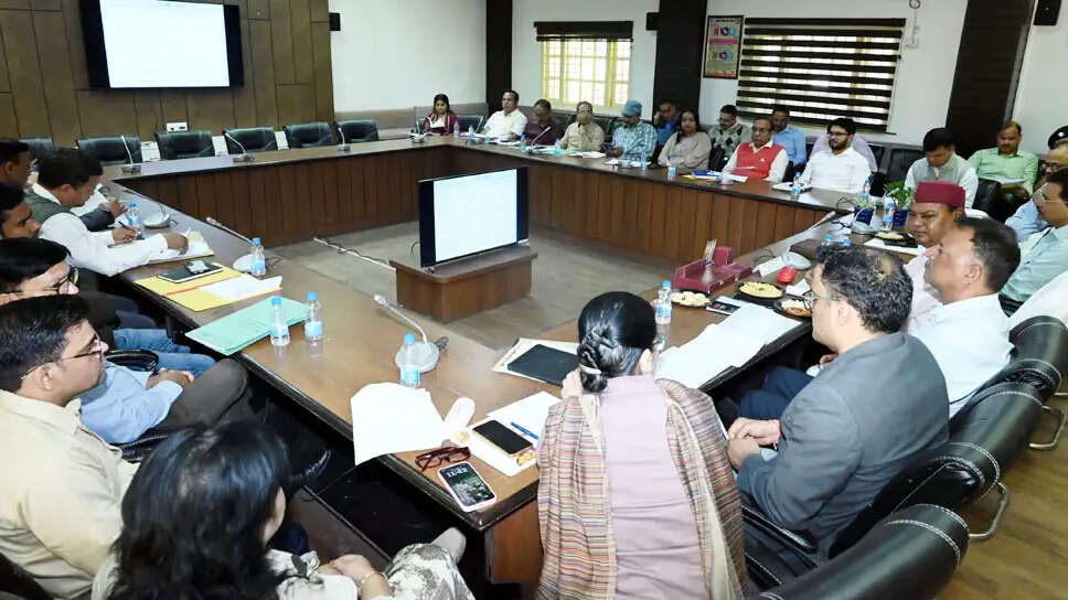 बीस सूत्रीय कार्यक्रमों की समीक्षा, पात्रों तक योजनाओं का लाभ पहुंचाने के निर्देश