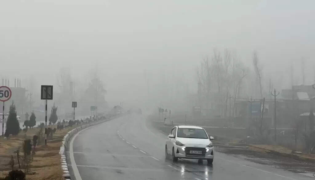 खराब मौसम के बीच एनएच-44 खुला; बर्फबारी के कारण मुगल, सिंथन, एसएसजी सड़कें बंद