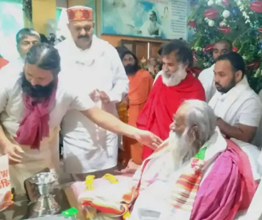 परमहंस आश्रम पहुंचे सांसद अफजाल अंसारी, स्वामी अड़गड़ानंद का लिया आशीर्वाद