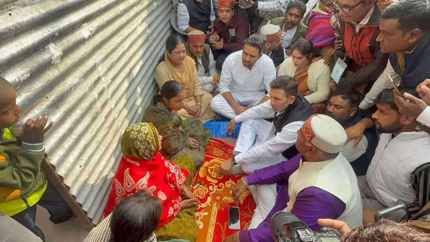 जल त्रासदी के बाद इंदौर में सियासी संग्राम, भागीरथपुरा पहुंचे कांग्रेस प्रदेश अध्यक्ष और नेता प्रतिपक्ष, पुलिस से हुई तीखी झड़प