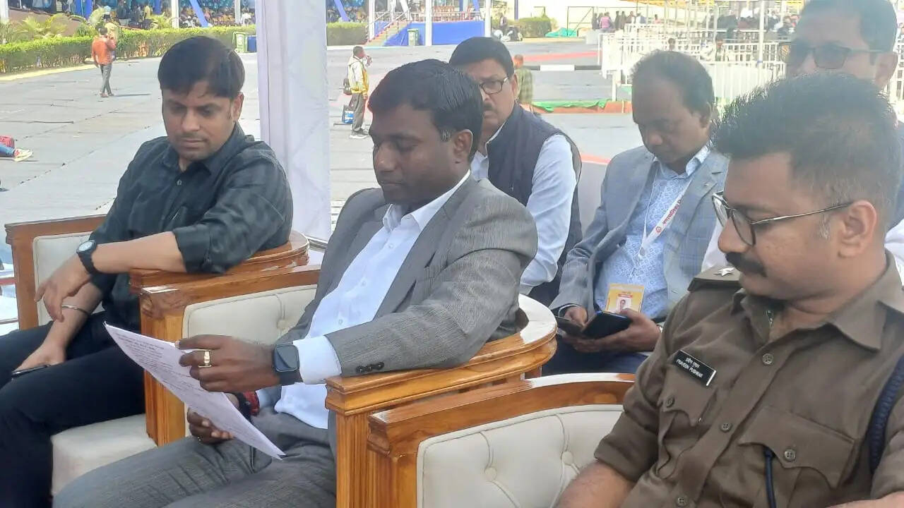 नगर निगम चुनाव : रांची के मोरहाबादी स्टेडियम से पोलिंग पार्टियां रवाना, प्रशासन ने दिए आवश्यक दिशा-निर्देश