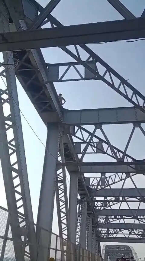 वाराणसी : राजघाट मालवीय पुल पर चढ़कर हंगामा के बाद गंगा में कूदा युवक, मौत