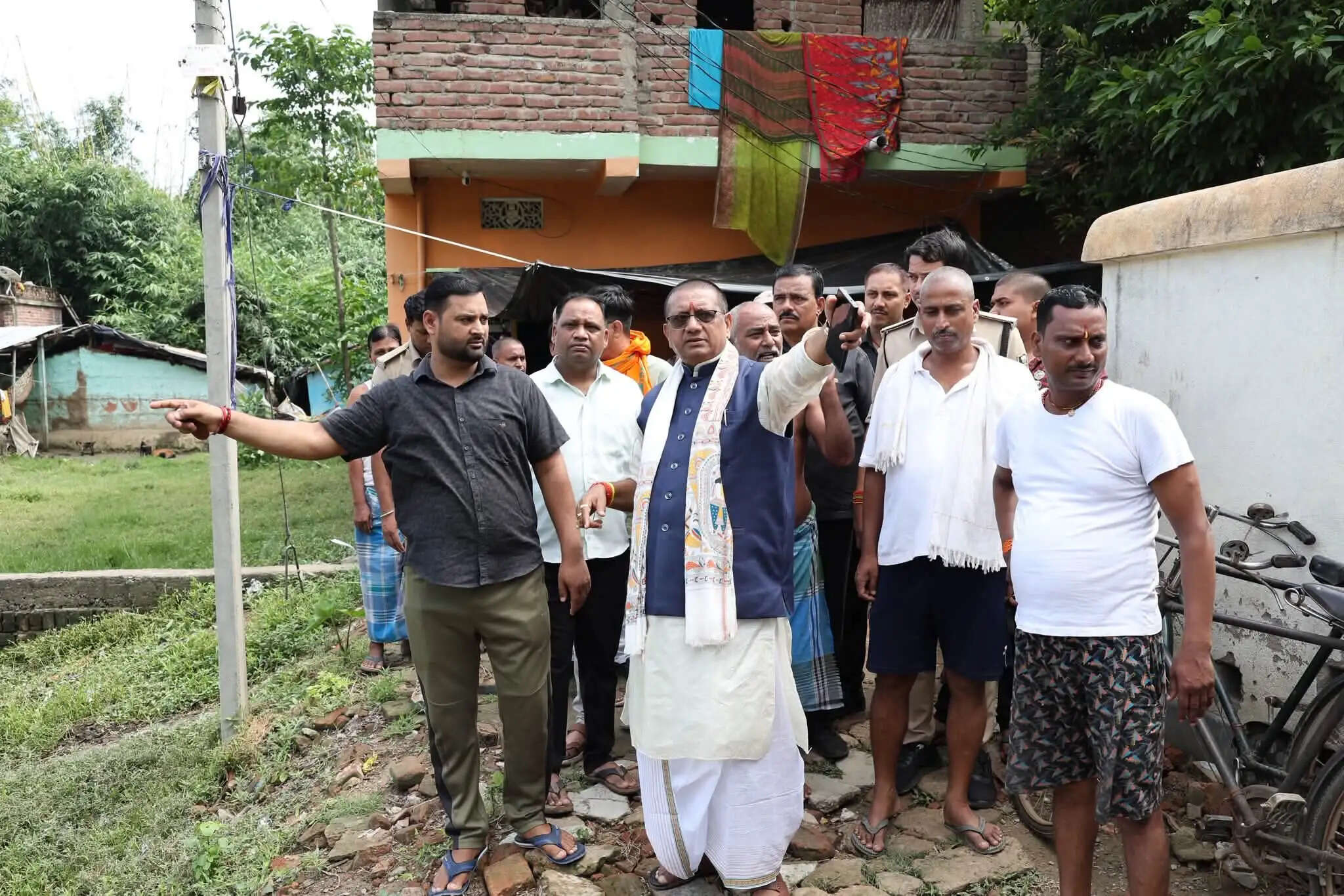 बिहपुर में सामुदायिक भवन और प्राथमिक विद्यालय का निरीक्षण, विकास कार्यों को गति देने का निर्देश